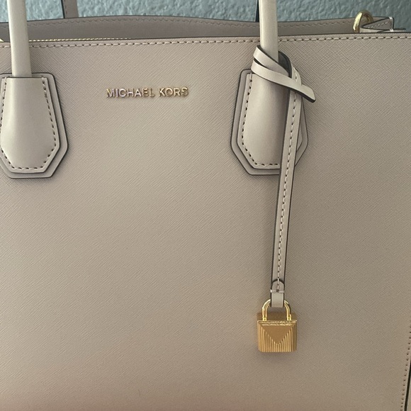 ⭐️SOLD⭐️ Michael Kors Mercer Tote - Picture 3 of 5